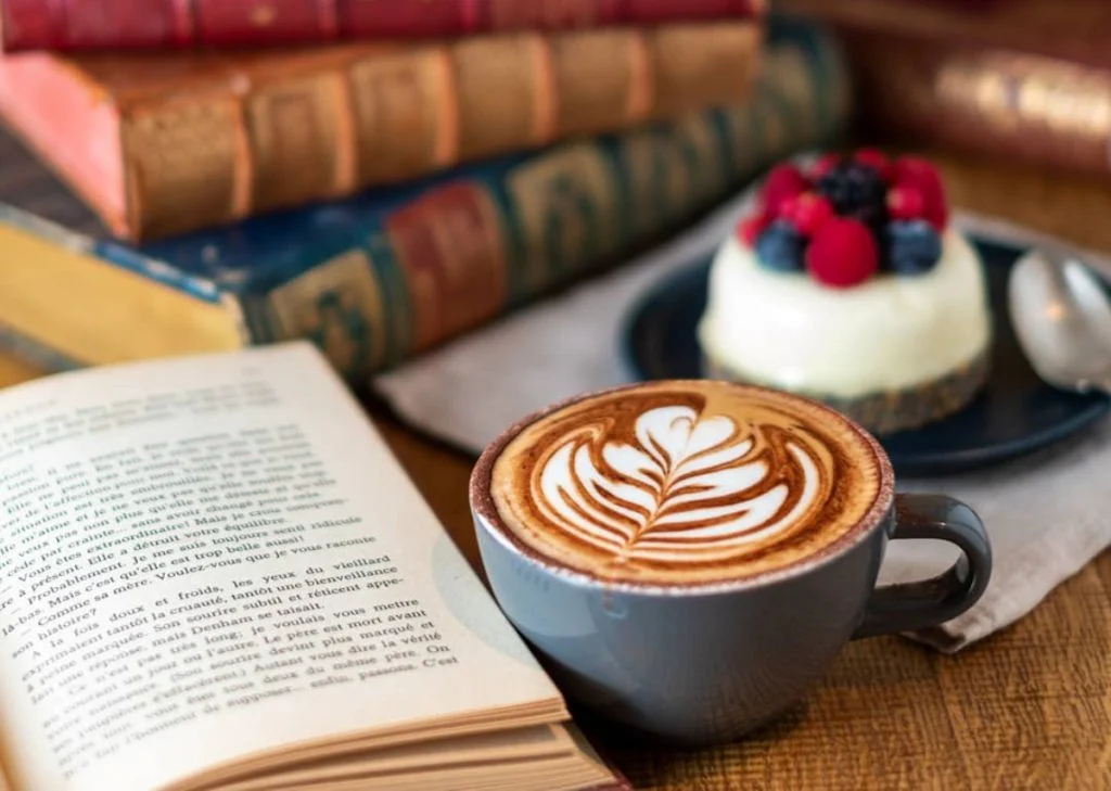 libro y café
